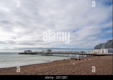 Guardando verso ovest verso Worthing Pier e la spiaggia di ciottoli a West Sussex, Regno Unito. Foto Stock