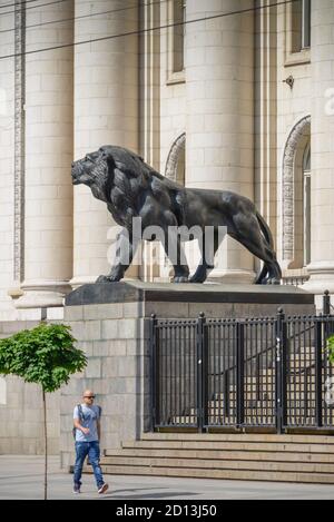 Leone la scultura centrale, tribunali, Sofia, Bulgaria, Loewenskulptur, Justizpalast, Bulgarien Foto Stock