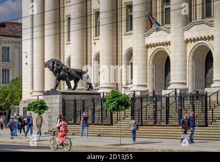 Leone la scultura centrale, tribunali, Sofia, Bulgaria, Loewenskulptur, Justizpalast, Bulgarien Foto Stock