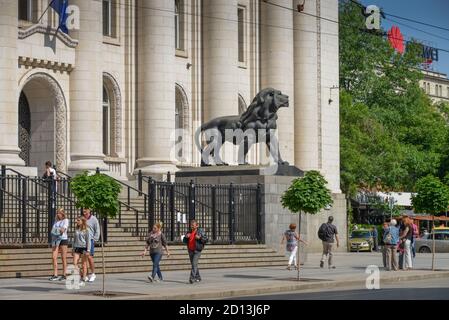 Leone la scultura centrale, tribunali, Sofia, Bulgaria, Loewenskulptur, Justizpalast, Bulgarien Foto Stock