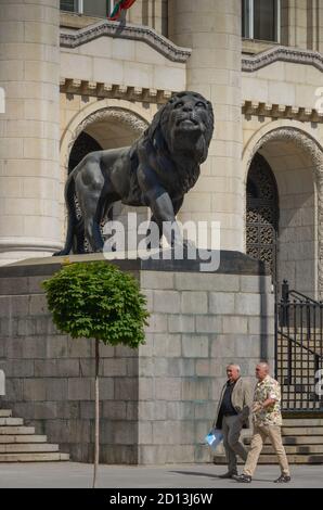 Leone la scultura centrale, tribunali, Sofia, Bulgaria, Loewenskulptur, Justizpalast, Bulgarien Foto Stock