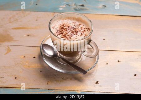 Tazza per cappuccino su tavolo in legno, vista dall'alto. Foto Stock