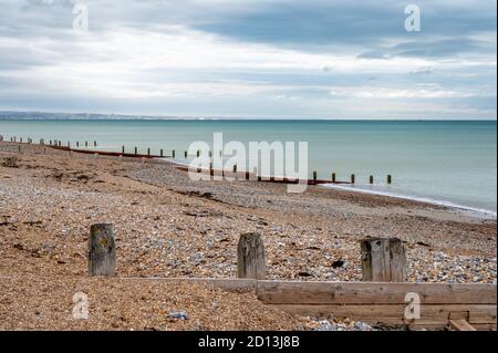 Guardando ad est sul canale Inglese con Brighton in lontananza dalla spiaggia di Worthing, West Sussex, UK. Foto Stock