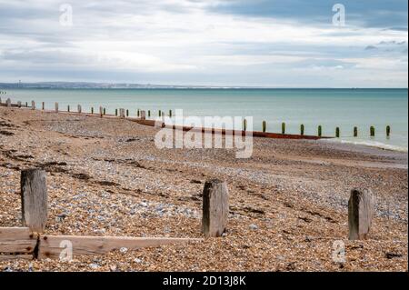 Guardando ad est sul canale Inglese con Brighton in lontananza dalla spiaggia di Worthing, West Sussex, UK. Foto Stock