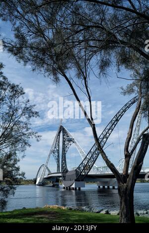 Matagarup Bridge, un ponte pedonale sospeso che attraversa il fiume Swan a Perth, Australia Occidentale Foto Stock