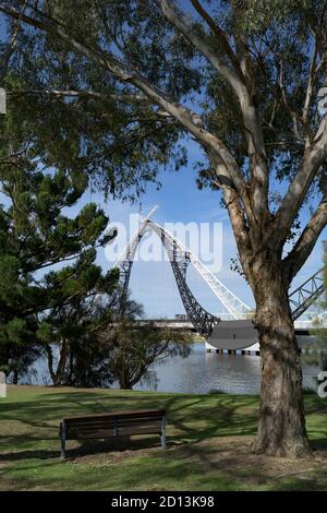 Matagarup Bridge, un ponte pedonale sospeso che attraversa il fiume Swan a Perth, Australia Occidentale Foto Stock