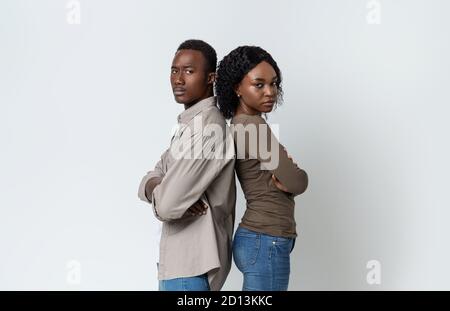 Triste uomo e donna afro-americana che rimani indietro Foto Stock