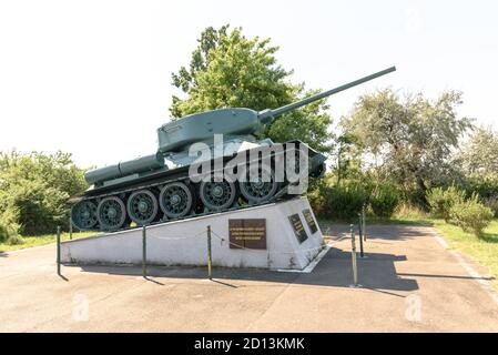 Il Memoriale di guerra sovietico con un carro armato T-34 a Hortobagy, Ungheria Foto Stock