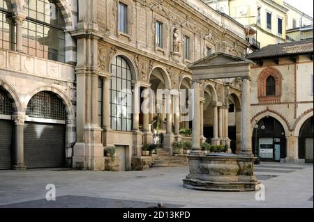 Milano, (Italia), la piazza medievale dei Merchants (Piazza Mercanti) nel centro della città Foto Stock