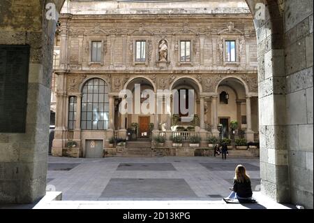 Milano, (Italia), la piazza medievale dei mercanti (Piazza Mercanti) nel centro della città; il palazzo della scuola palatina Foto Stock