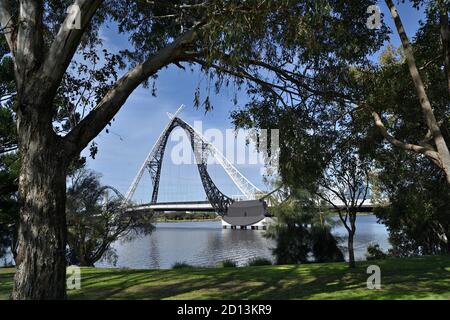 Matagarup Bridge, un ponte pedonale sospeso che attraversa il fiume Swan a Perth, Australia Occidentale Foto Stock