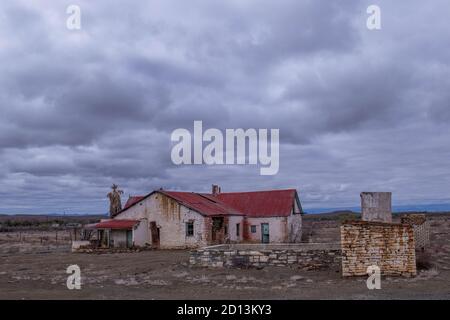 Abbandonato, derelict vecchia casa colonica nel distretto di Leeu Gamka nel centro di Karoo in Sud Africa in un giorno di overcast Foto Stock