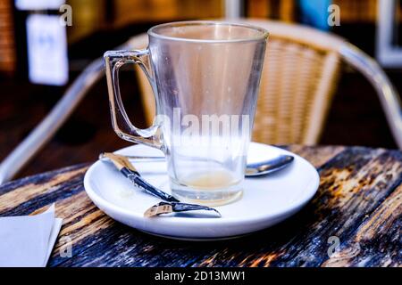 Londra UK, ottobre 05 2020, bicchiere vuoto di caffè bevanda senza persone Foto Stock