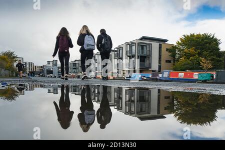 Edimburgo, Scozia, Regno Unito. 5 ottobre 2020. Dopo un fine settimana di forti piogge da Storm Alex , i membri del pubblico sono stati fuori sul torreggiante del canale Union a Fountainbridge oggi godendo di un po 'di clima asciutto e tranquillo. Nella foto, gli studenti della Boroughmuir High School durante la pausa pranzo. Iain Masterton/Alamy Live News Foto Stock