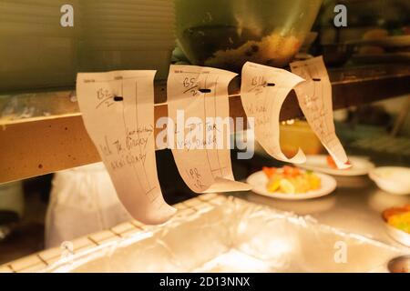 Ordini di servizio nella cucina di un ristorante indiano Foto Stock