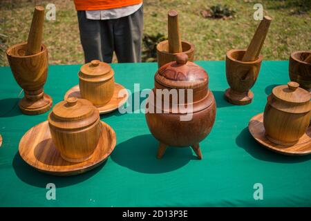 Vaso africano di legno, mortaio e teglia tradizionale in vendita in un stand di strada Foto Stock