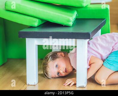 Cute little reckled faccia bionda ragazzo arti espressioni facciali gesti, maliziosi di buon umore divertirsi al divertimento giochi di intrattenimento Foto Stock