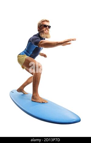 Ragazzo bearded con gli occhiali da sole che cavalcano una tavola da surf isolata su bianco sfondo Foto Stock