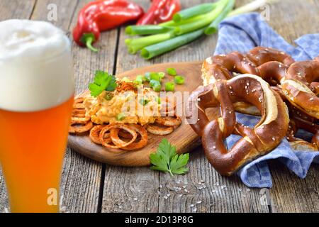 Specialità di formaggio bavarese con pretzel freschi dal maestro nazionale baker servito con una birra fresca di grano Foto Stock