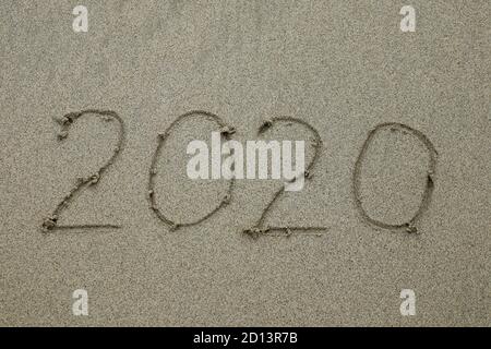 2020 disegnato sulla spiaggia di sabbia, concetto di anno nuovo. bye 2020 testo è scritto a mano sulla spiaggia di sabbia Foto Stock
