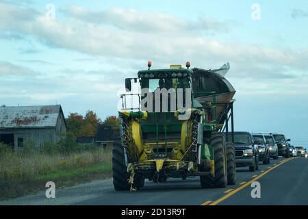 Attrezzature agricole in grado di sostenere il traffico Foto Stock