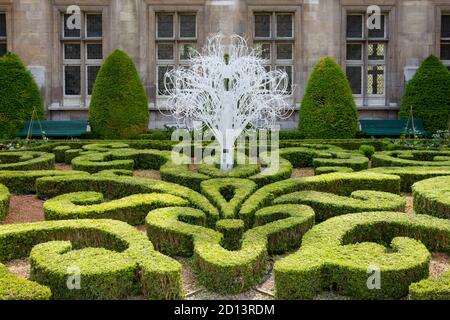 Design in legno di bosso nel cortile dell'Hotel Carnavalet, Marais, Parigi, Francia Foto Stock