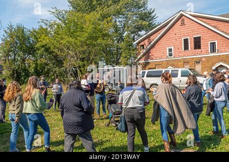 Detroit, Michigan - i Missionari con la via Neocatechumenal conducono una processione sul lato est di Detroit, seguita da un servizio religioso all'aperto Foto Stock