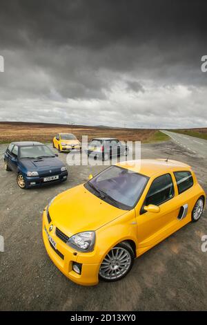 Una Renault Clio mk 1 GT Turbo, mk 2 Williams, mk 3 V6 e mk 4 R.S. durante una foto in Galles con tutti i modelli della vettura, il 20 ottobre 2015 Foto Stock