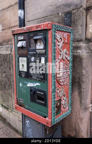 Pay-and-display macchina con simboli cinesi a Liverpool luglio 2020 Foto Stock