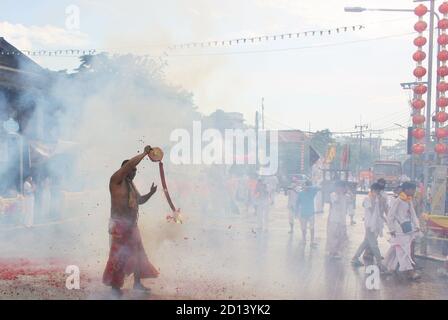 Città di Phuket / Thailandia - 7 ottobre 2019: Phuket Vegetarian Festival parata o nove del Festival Imperatore degli dei, tailandese devoto cinese adornato uomo, ma Song Foto Stock