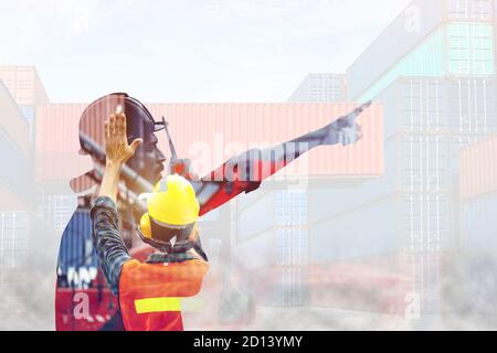 il lavoratore industriale controlla il caricamento dei container da parte di walkie talkie nelle attività di importazione-esportazione. Concetto di stile a doppia esposizione Foto Stock