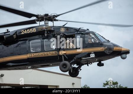 Gli equipaggi delle operazioni aeree e marittime doganali e di protezione delle frontiere (amo) arrivano in Louisiana il 26 agosto 2020, per prepararsi a potenziali operazioni di ricerca e salvataggio in previsione dell'atterraggio dell'uragano Laura. Foto Stock