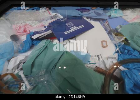 Dettaglio dell'opera dell'artista 'Waster', 1997, durante un'anteprima della mostra personale di Damien Hirst intitolata 'End of a Century' alla Newport Street Gallery di Londra, Che sarà caratterizzato da oltre cinquanta opere d'arte che dureranno gli anni formativi di Hirst come studente negli anni '80 fino a diventare uno dei principali artisti contemporanei britannici durante gli anni '90. Foto Stock