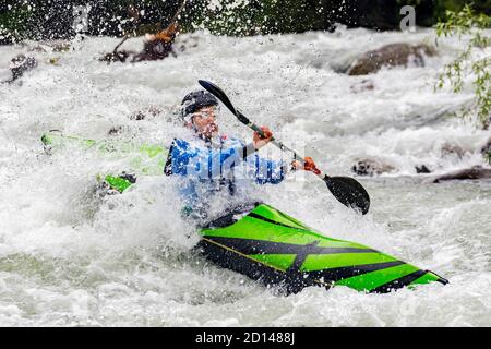 atleta impegnato in discesa con canoa Foto Stock