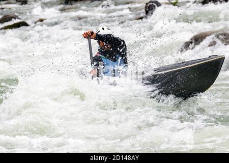 atleta impegnato in discesa con canoa Foto Stock