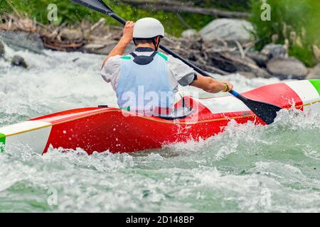 atleta impegnato in discesa con canoa Foto Stock