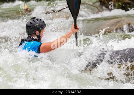 atleta impegnato in discesa con canoa Foto Stock