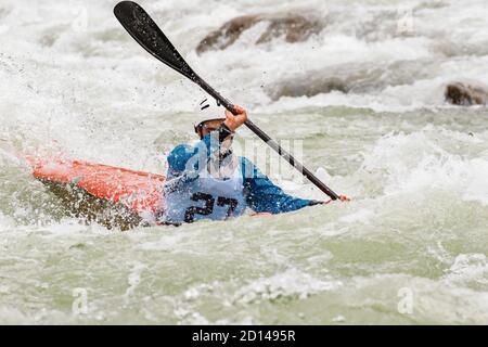 atleta impegnato in discesa con canoa Foto Stock