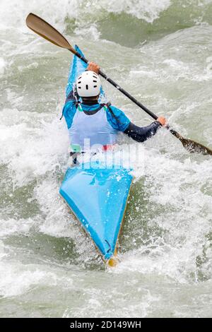 atleta impegnato in discesa con canoa Foto Stock