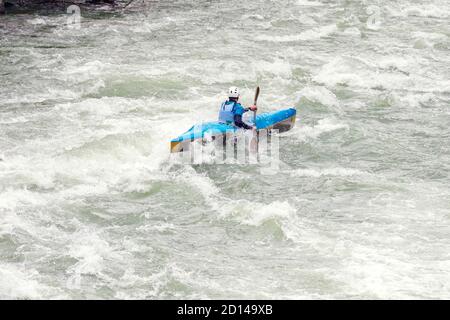 atleta impegnato in discesa con canoa Foto Stock