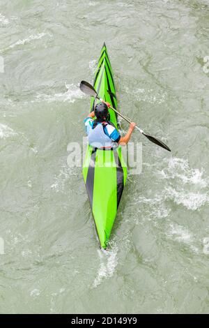 atleta impegnato in discesa con canoa Foto Stock