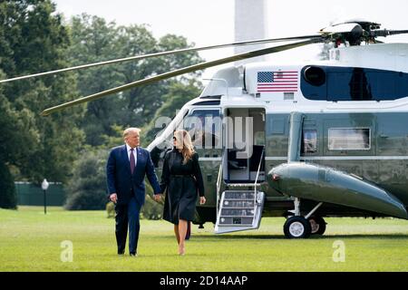 Il 2 settembre 2020, il presidente Donald Trump e la First Lady Melania Trump tornarono alla Casa Bianca da un viaggio al Flight 93 National Memorial di Stoystown, Pennsylvania. Sono stati visti attraversare il South Lawn dopo essere sbarcati dal Marine One. Foto Stock