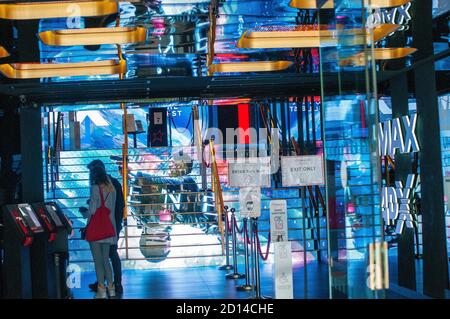 Londra, Regno Unito. 5 Ott 2020. Cineworld in Leicester Square mentre l'azienda annuncia la chiusura a causa del coronavirus. Credit: JOHNNY ARMSTEAD/Alamy Live News Foto Stock