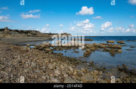 Vista panoramica della baia di Selmun, Malta. Costa maltese Foto Stock