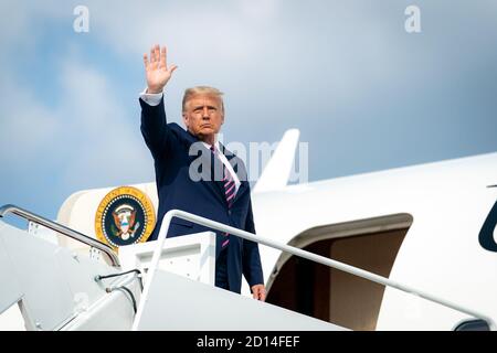 Il presidente Trump è a capo dell'Air Force One. Il presidente Donald J. Trump sbarca Marine One alla base congiunta Andrews, il signor venerdì 18 settembre 2020, ed è scortato a Air Force One dal personale dell'Aeronautica militare statunitense. Foto Stock