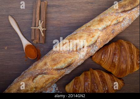 Croissant francesi freschi e tradizione artigianale della baguette Foto Stock