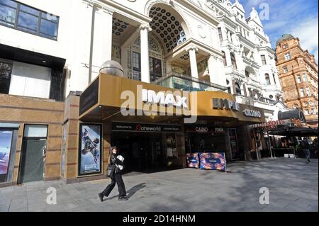 Londra, Regno Unito. 5 Ott 2020. Cineworld in Leicester Square mentre l'azienda annuncia la chiusura a causa del coronavirus. Credit: JOHNNY ARMSTEAD/Alamy Live News Foto Stock