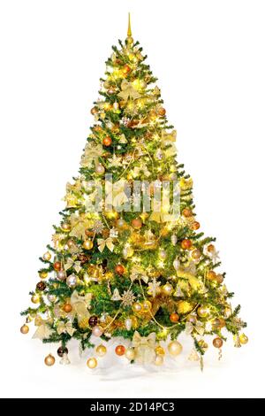 Studio sparare di un albero di Natale, riccamente decorato con ornamenti dorati, marroni e arancioni e belle luci isolate su uno sfondo bianco. Foto Stock