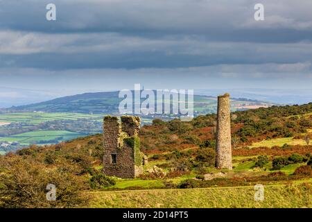 La casa-motore disutilizzata e la ferrovia di una miniera di rame della Cornovaglia sulla collina di Caradon a Minions, Bodmin Moor, Cornovaglia Foto Stock