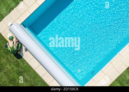Piscina residenziale tecnico pulizia Skimmer filtro vista aerea. Settore ricreazione. Foto Stock